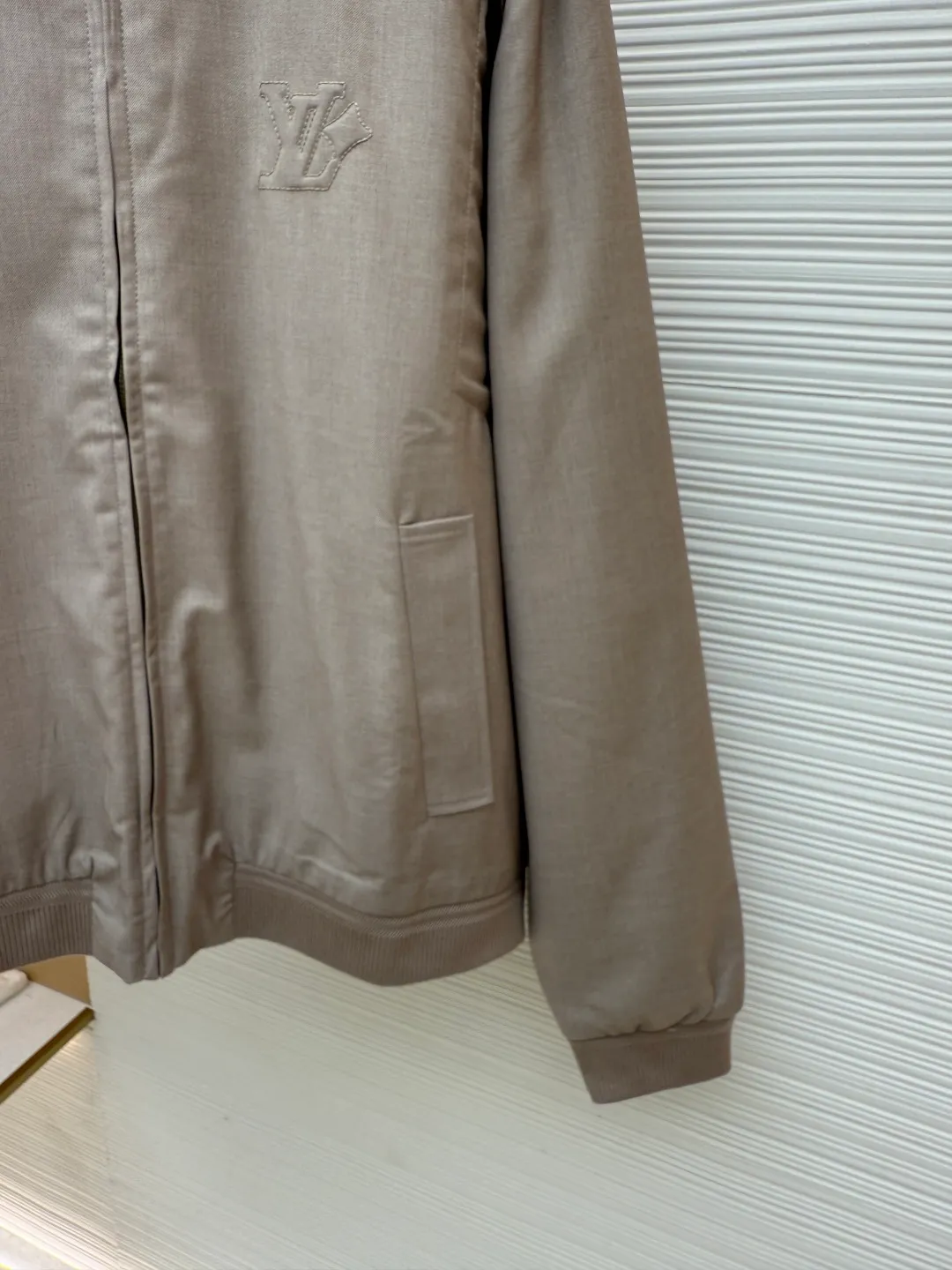 LOUIS VUITTON wool short profile stand-collar jacket ●Authentic product: Purchased and developed for 23900 ●Item number: 1680660-B90 ●Fabric: wool blended fabric ●Technology: Positioning cutting machine ●Version: fitted version ●Weight: about 970 grams ●Size: 50-52-54-56 ●Description: The sample is patterned in the same 50 yards. There is no change in the length of the garment. Custom-woven wool light-mixed twill fabric with composite treatment. Small vat custom-dyed with no color difference. Matching custom-made horizontal knitted wool rib. The opposite-sex pattern style is the same as the original. The knitted gusset on the shoulders is spliced, and the details are perfectly restored. The overall wiring is straight and delicate, the fabric is comfortable and soft, and the color is consistent without color difference. It can be matched with the same style to create a fashionable look and control various occasions. Customized accessories, complete with three standards, same style for men and women!